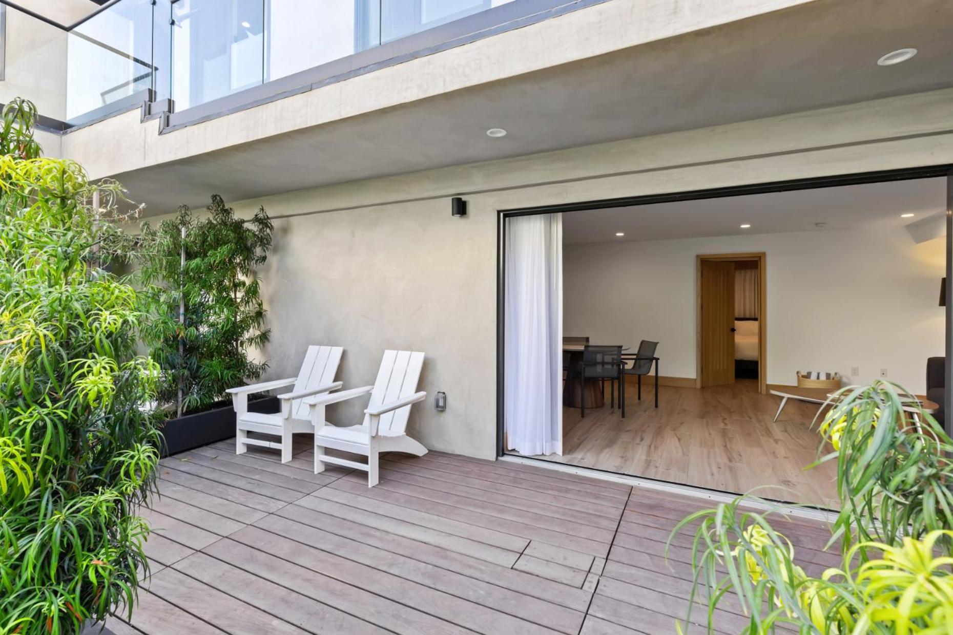 Malibu Sand Carbon Beach Suites Buitenkant foto